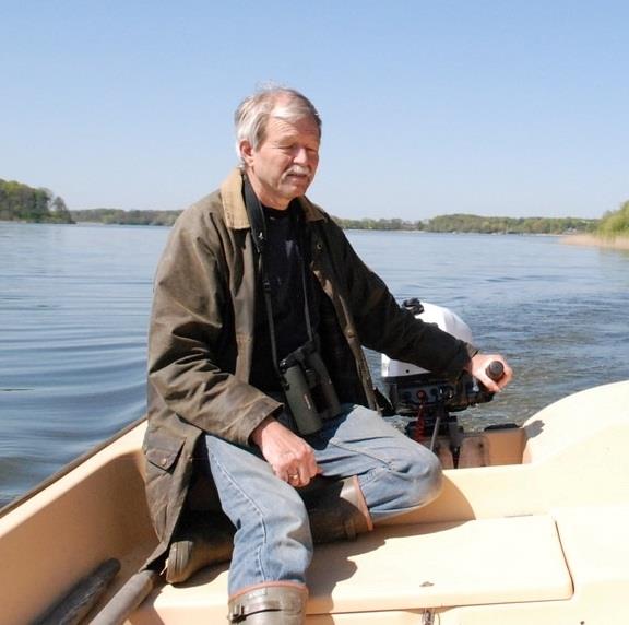 Carsten Drejer sidder i båd på vandet