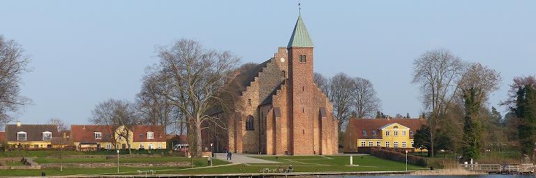 Domkirken ligger omgivet af gamle huse ned til Søndersø