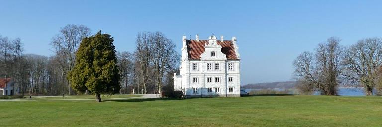 Søholt Manor seen from the gable side in autumn sun
