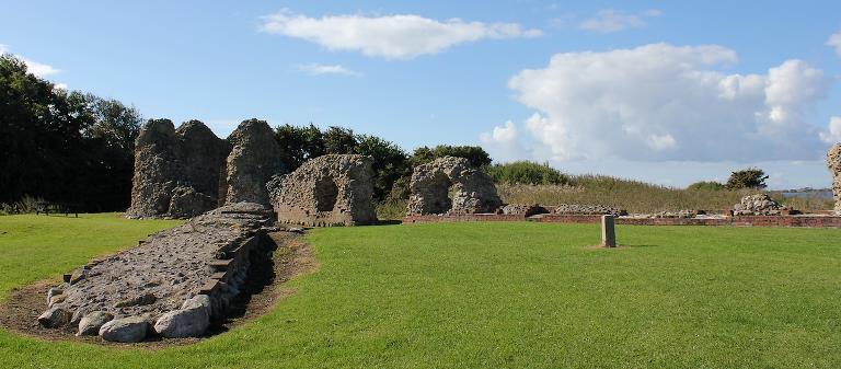 In front is the large bedding, which was surrounded by protective flank walls, and behind the remains of the castle tower, which was probably 8-10 metres high.